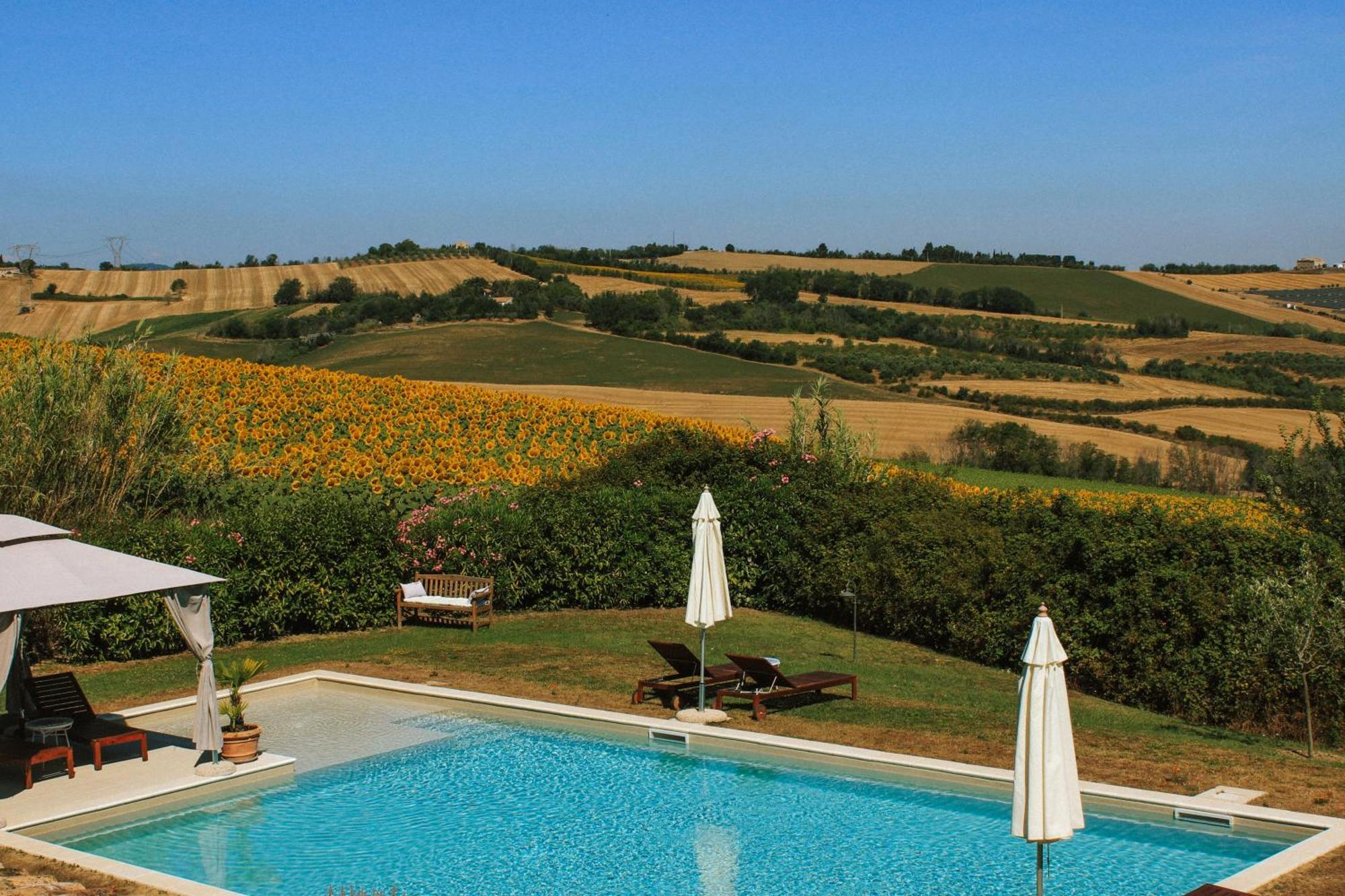 Hotel Casale Il Girasole Barbara Esterno foto